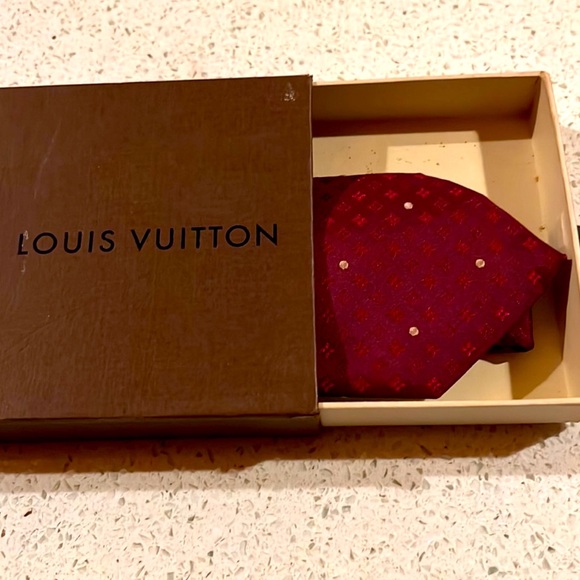 LV tie - Picture 1 of 3